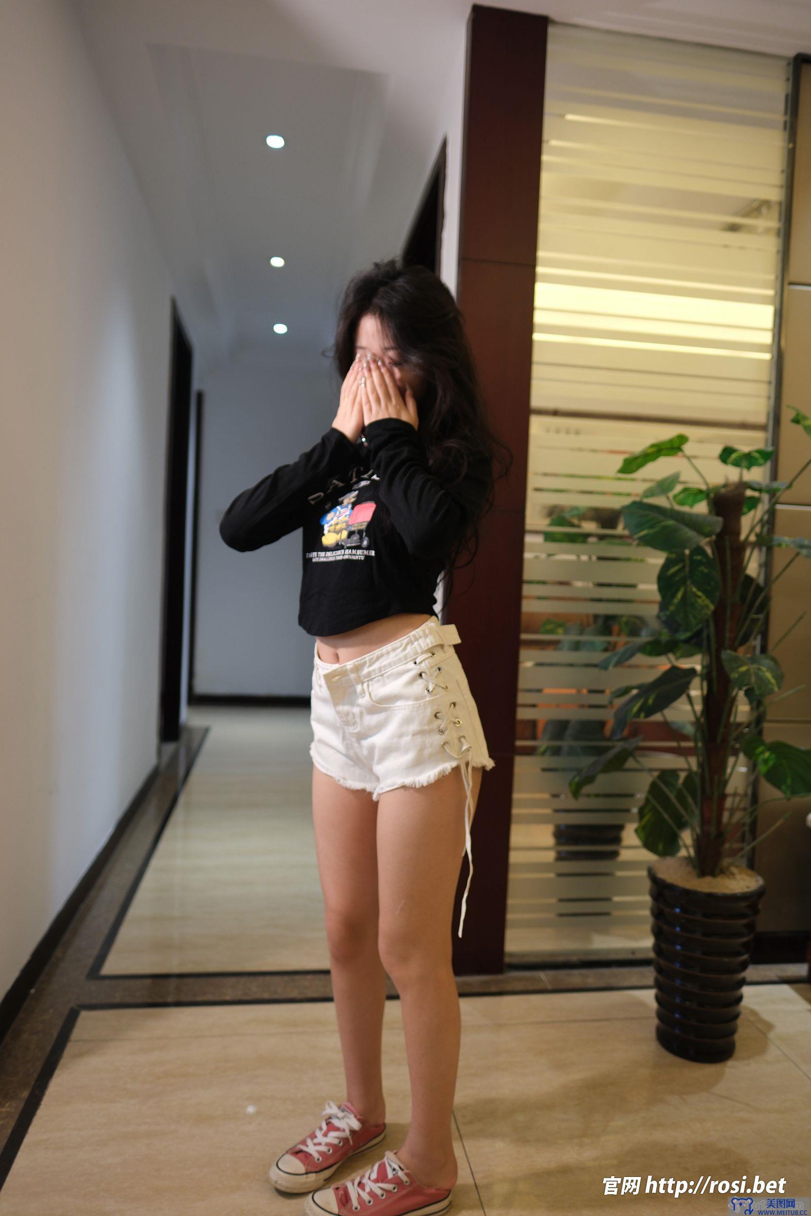 [ROSI美女图]2025.10.30 NO.5078