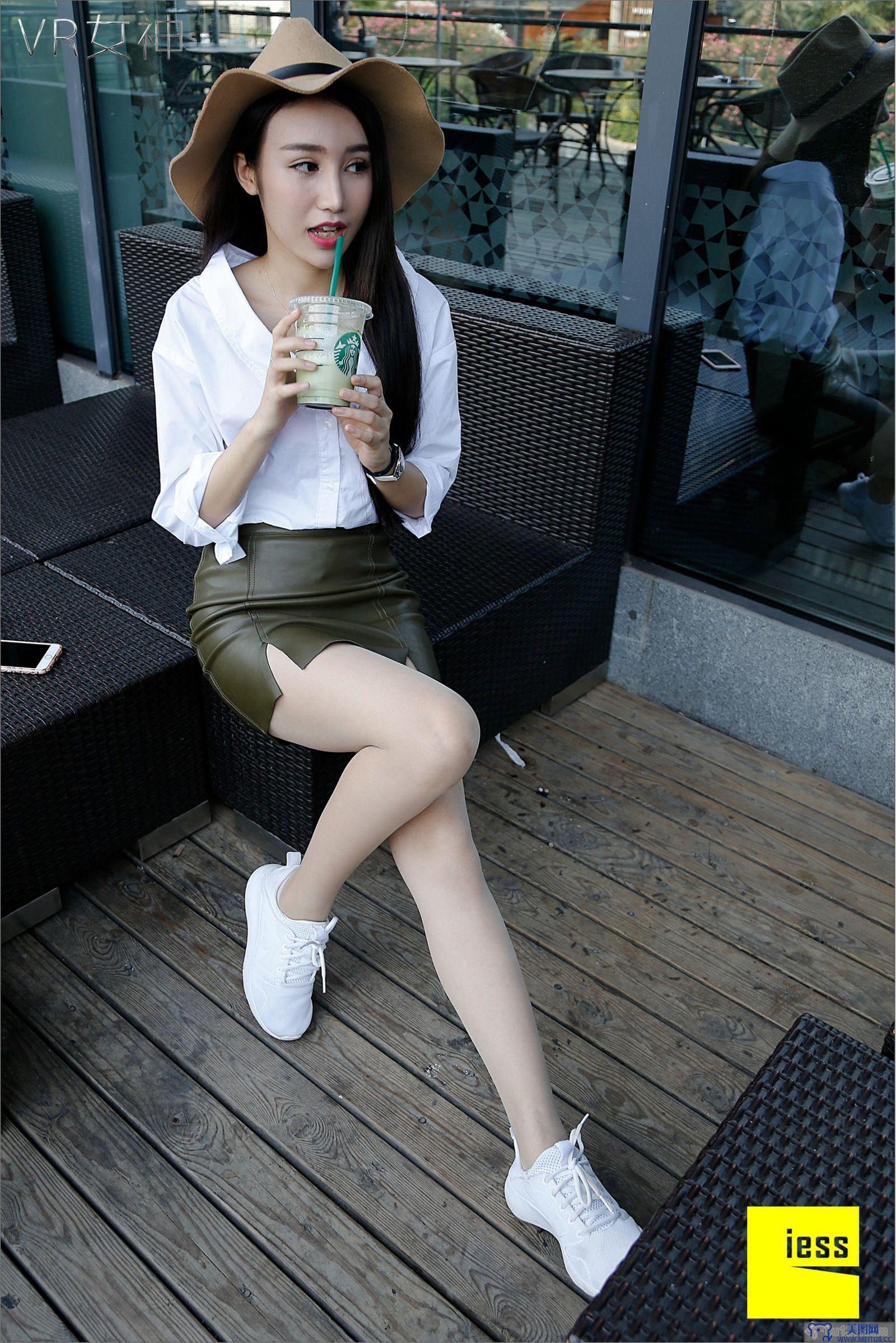[异思趣向] 女主播SASA 白球鞋的丝足梦游