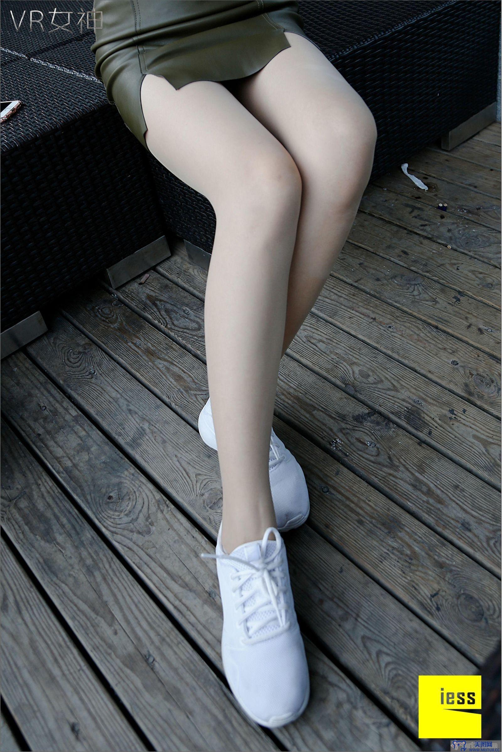 [异思趣向] 女主播SASA 白球鞋的丝足梦游