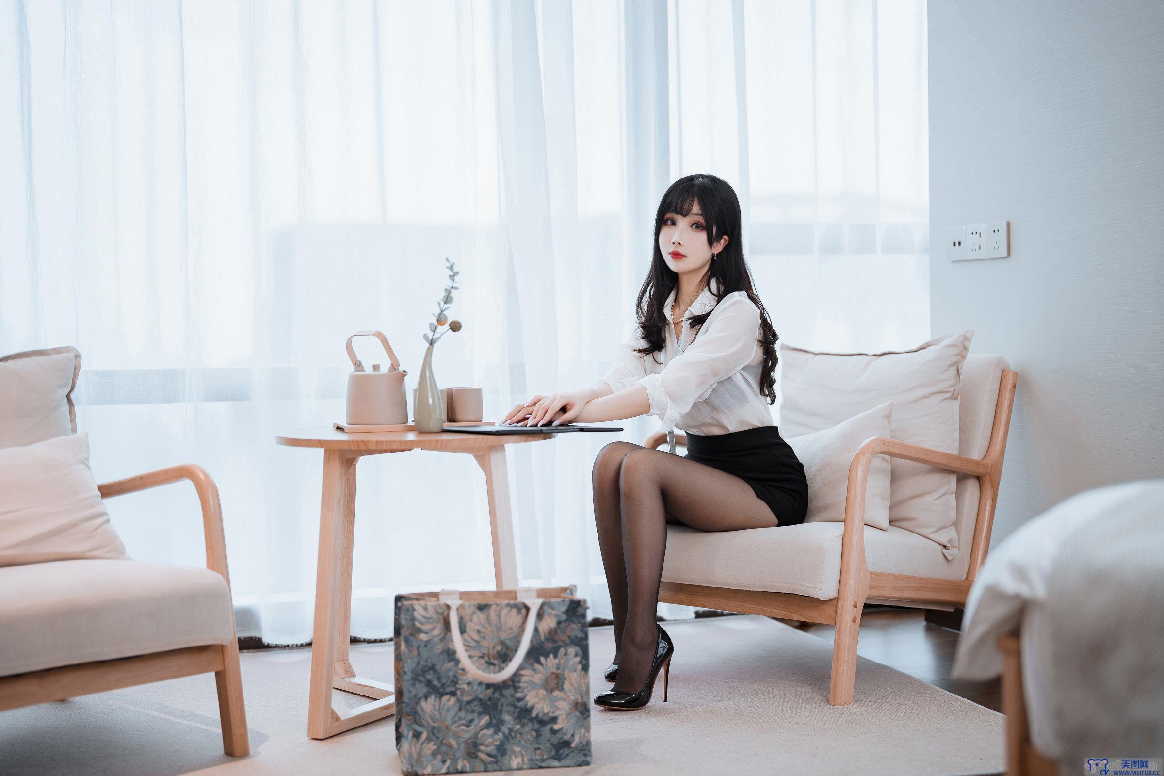 [rioko凉凉子] NO.093 &面饼仙儿 黑丝ol制服双人 OL前辈