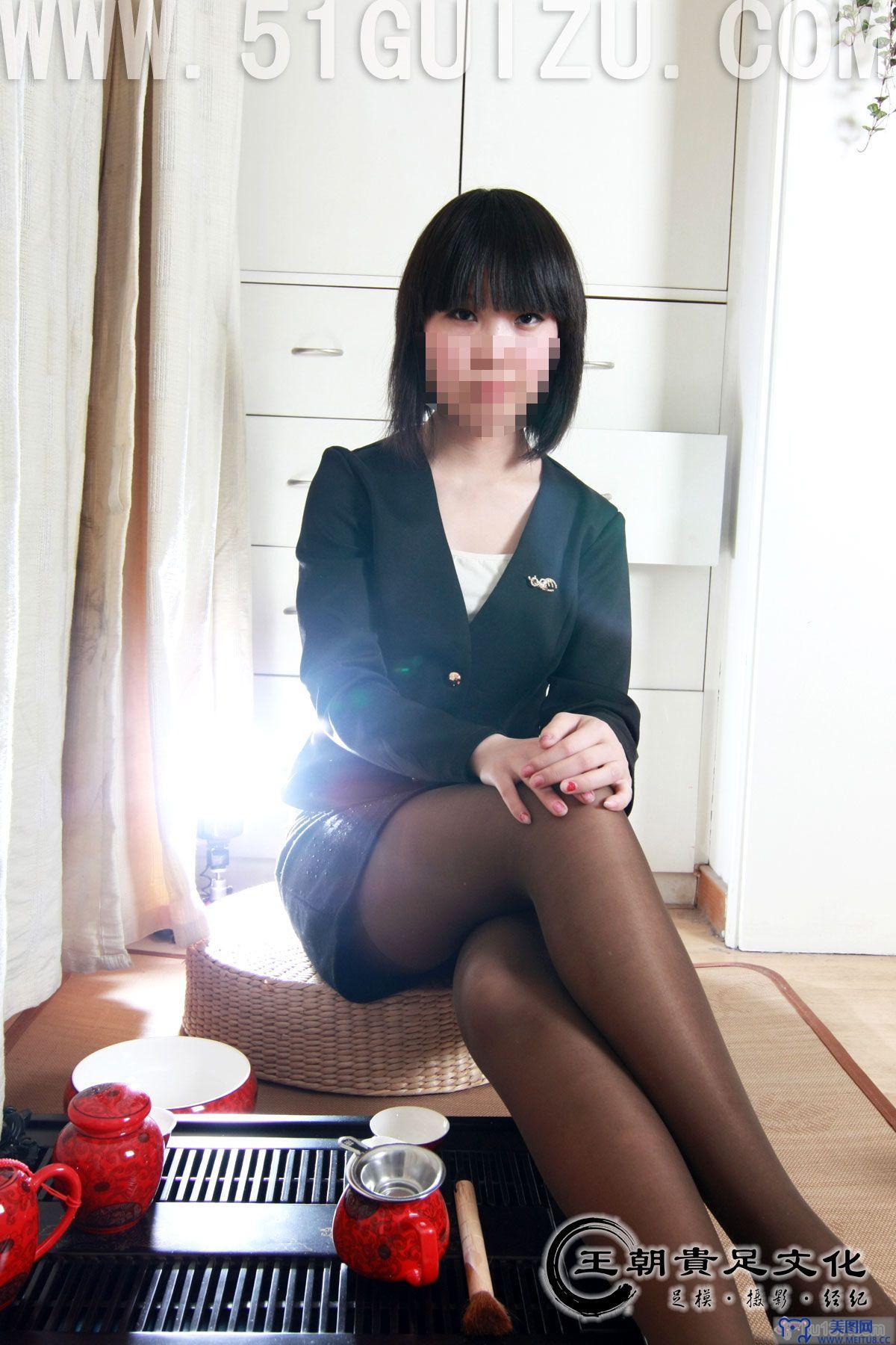 [王朝贵足丝袜] 2011-03-11 室内套图 王朝足模米娜黑色职业制服灰丝精品茶道系列