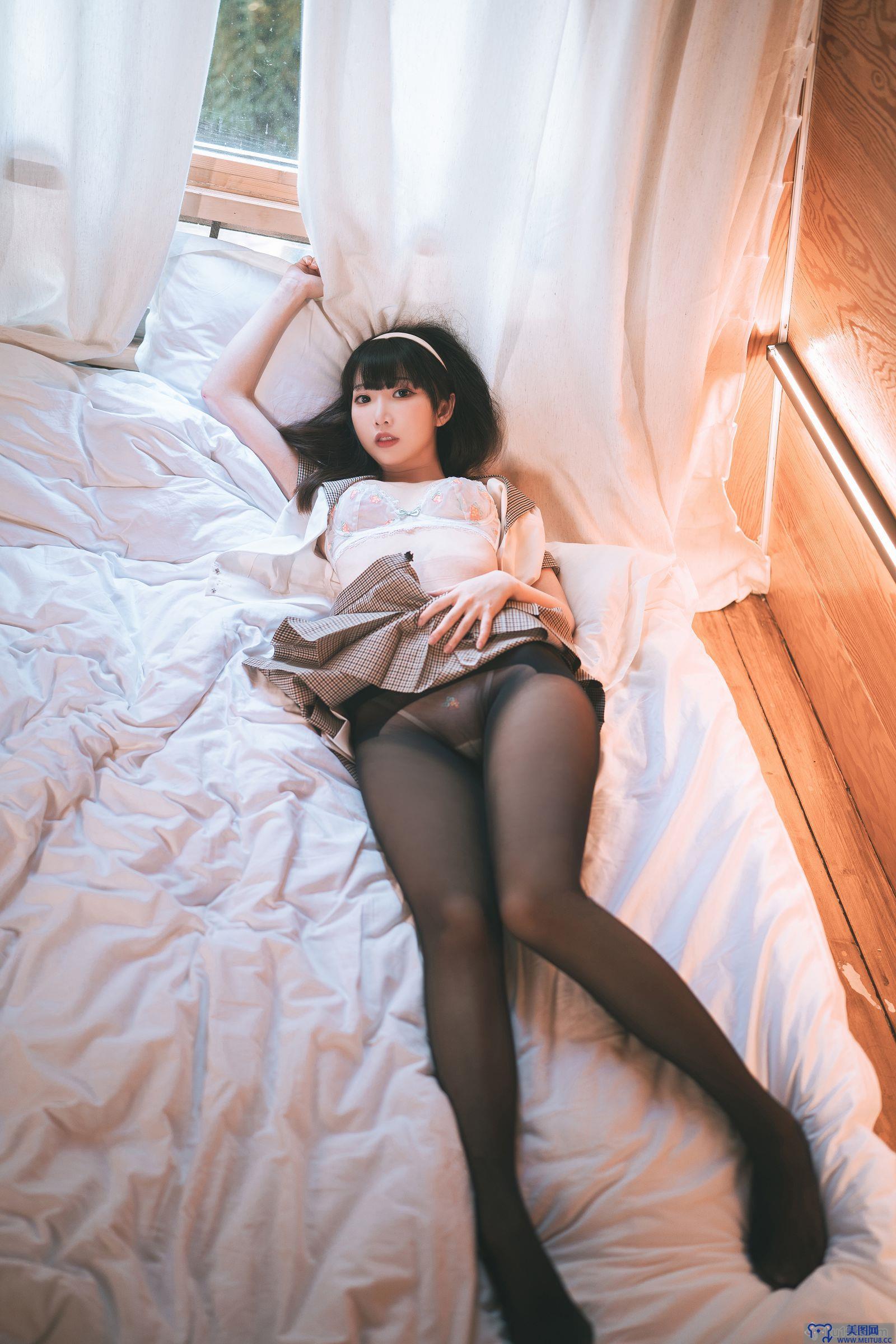 [Coser面饼仙儿] NO.157 黑丝露营JK