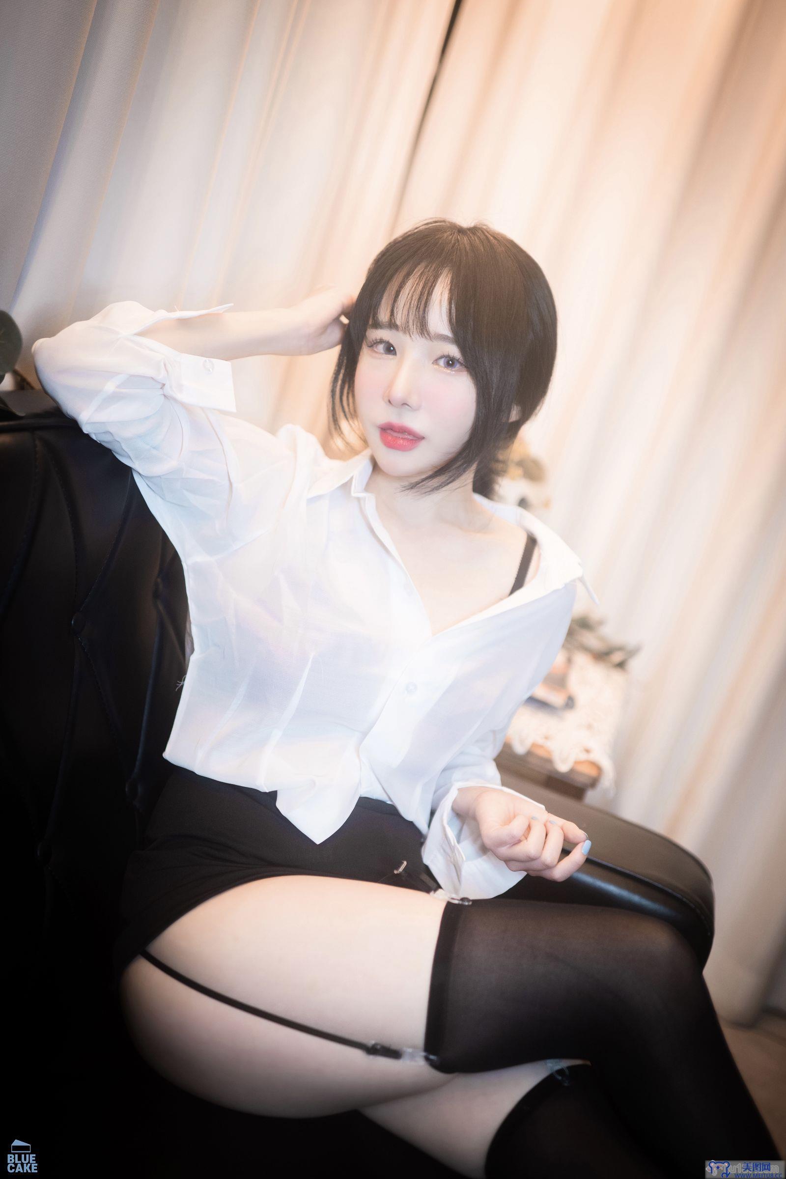 [BlueCake] Yeji - Cat Play